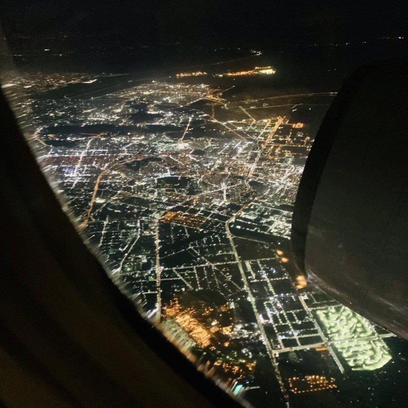 Ночная Москва из иллюминатора самолета