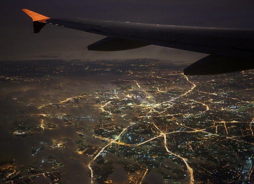 Ночная Москва из иллюминатора самолета