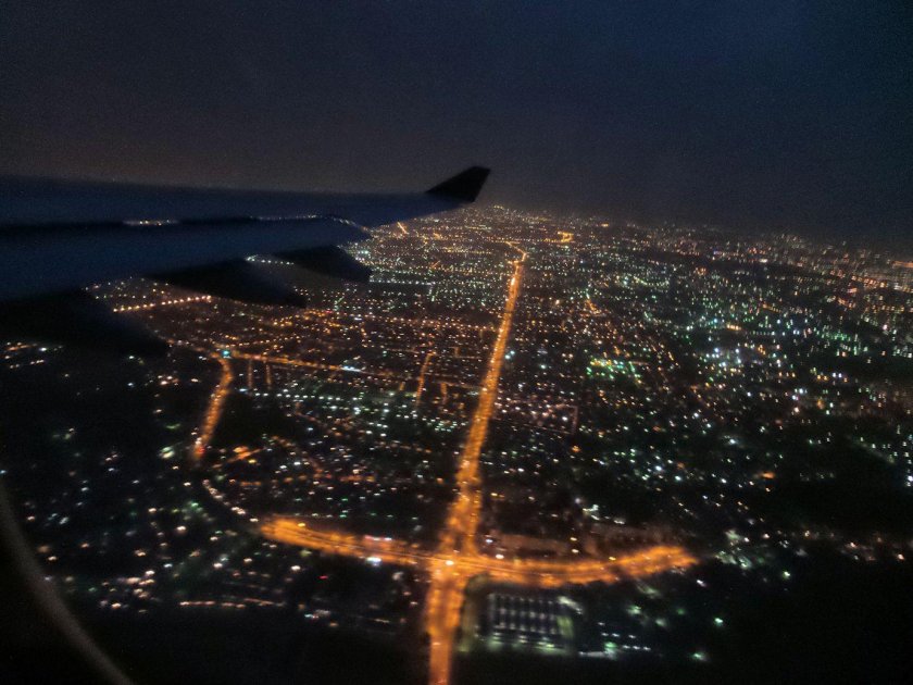 Иллюминатор самолета ночью Домодедово