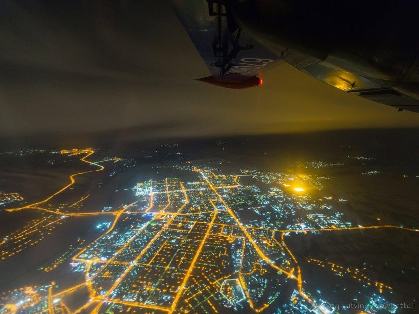 Питер из иллюминатора самолета ночью