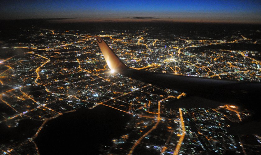 Ночная Москва из иллюминатора самолета