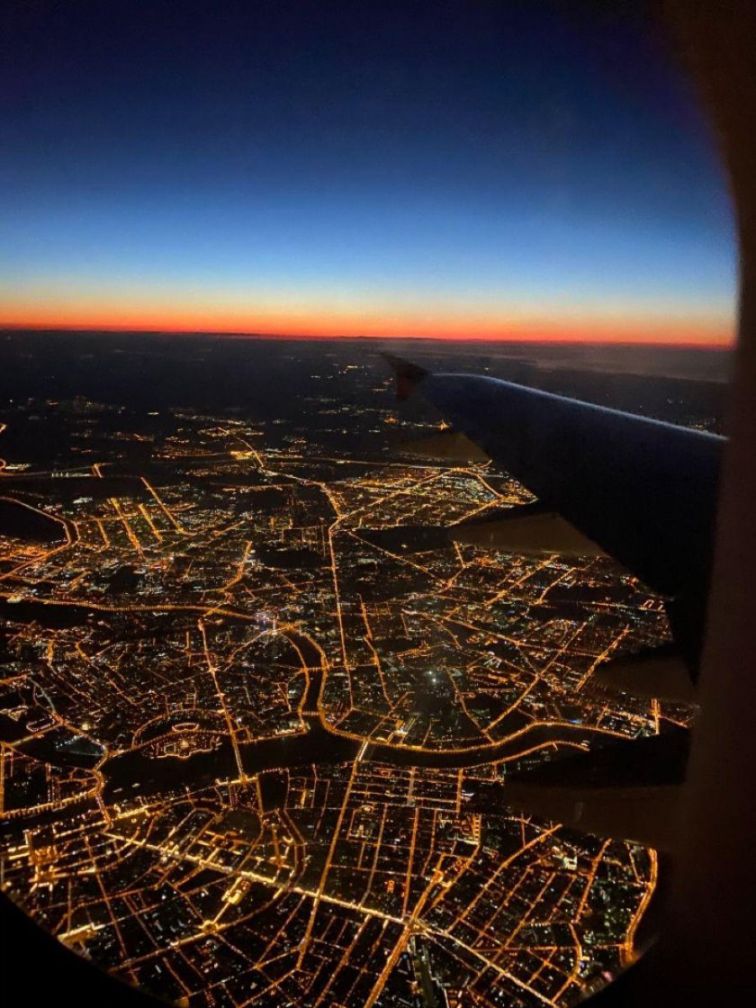 Питер из иллюминатора самолета ночью