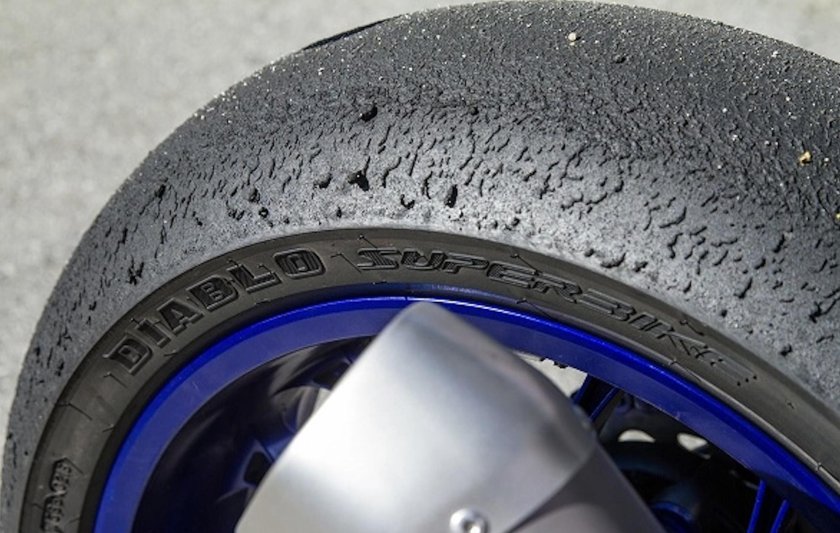 Покрышка на мотоцикл