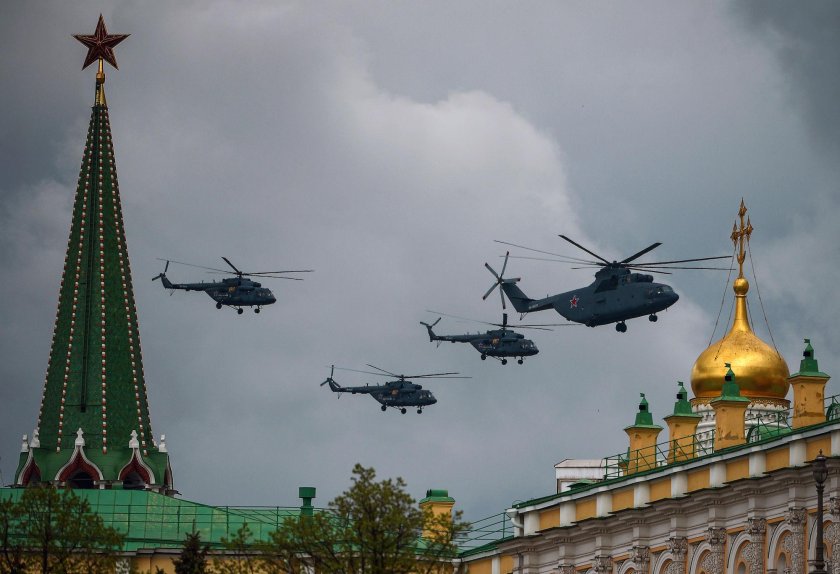 Вертолеты над Кремлем