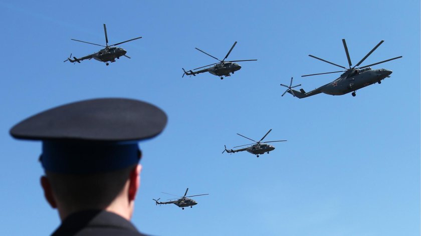 Военные вертолеты на параде