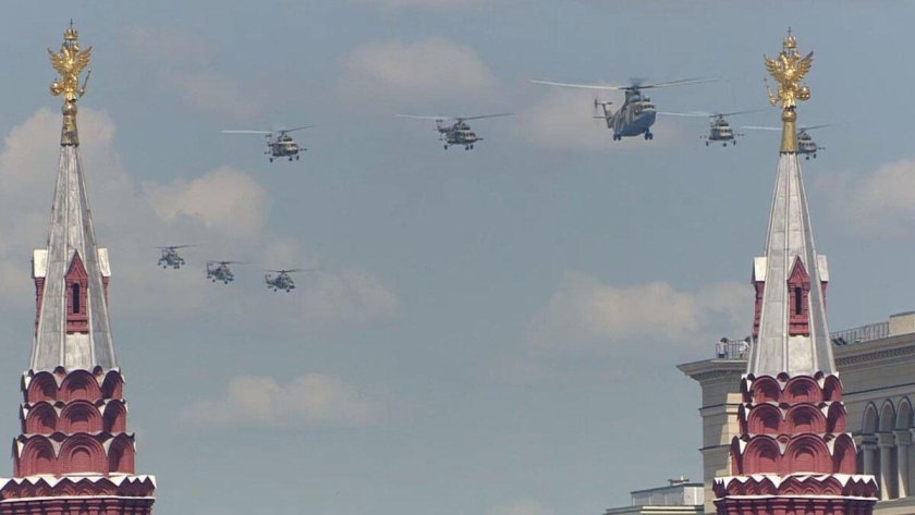 Вертолеты над красной площадью