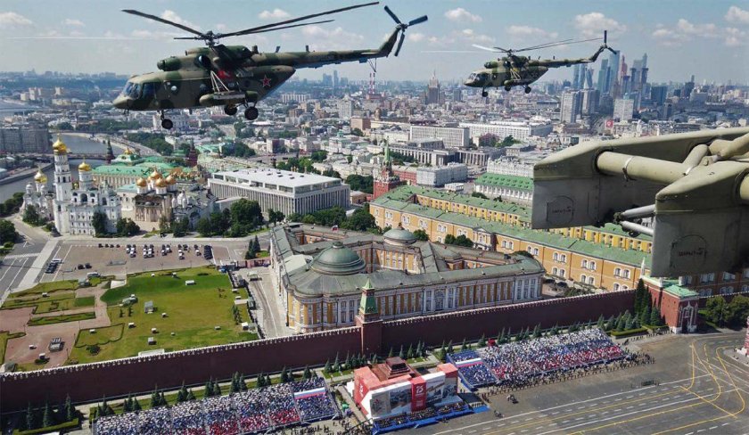 Вертолеты над красной площадью