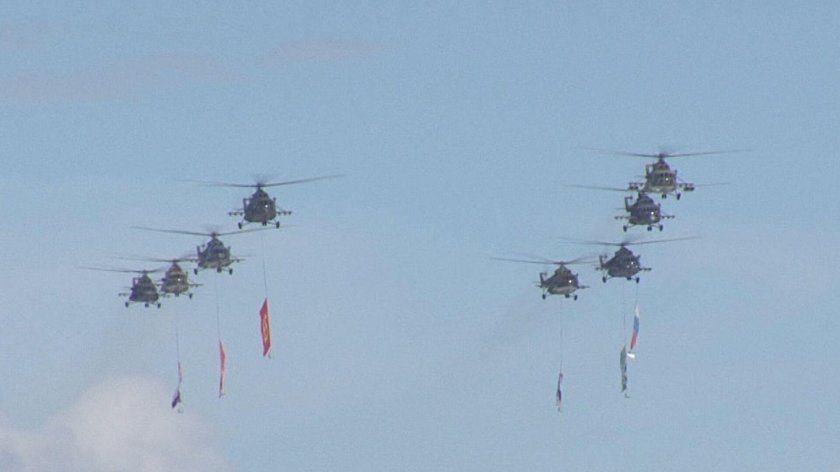 Военный вертолет в небе