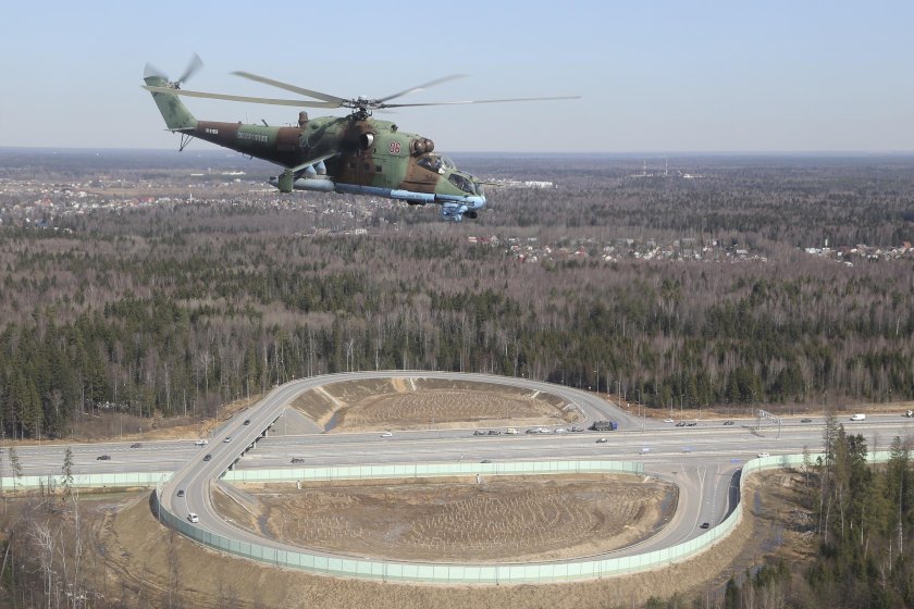 Вертолет в воздухе