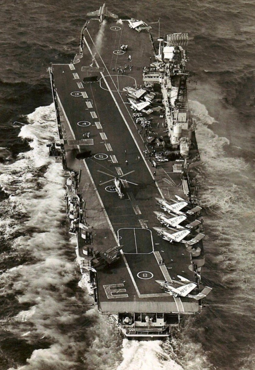 Авианосец HMS Eagle