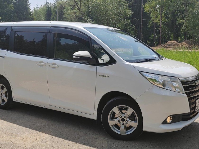 Toyota noah 2014