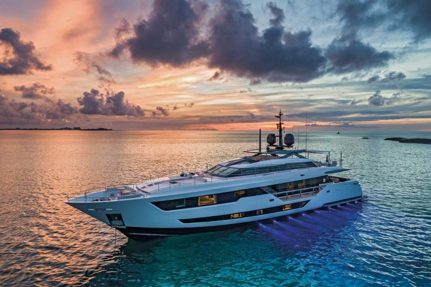 Мегаяхта Гамильтон