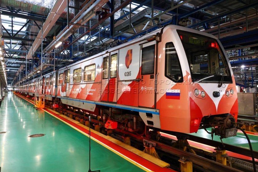 Метро москва поезд