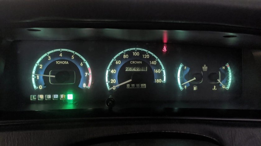 Приборная панель Toyota Crown s140