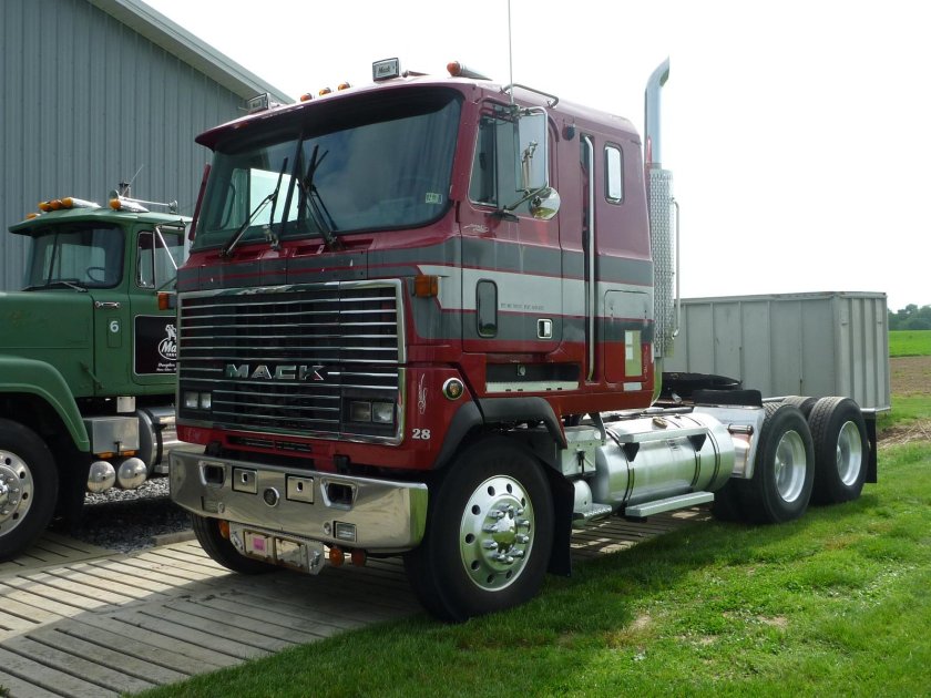 Тягач Mack 310