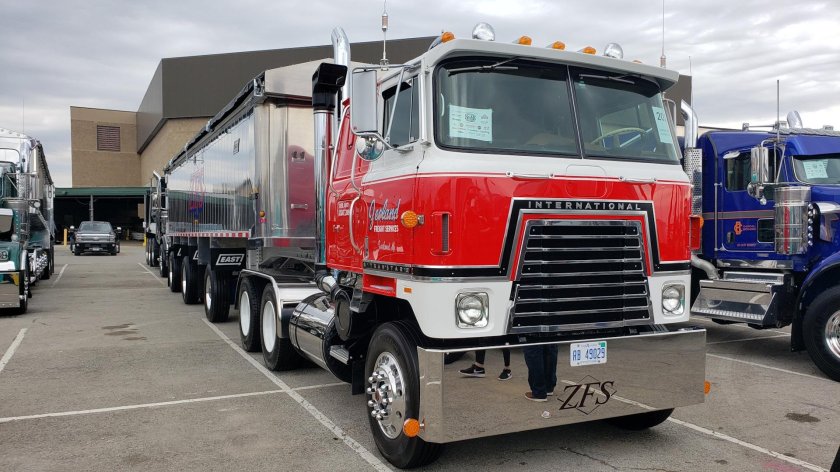 Фредлайнер Безкапотник