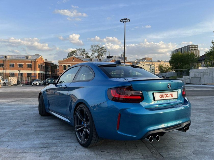 Голубая бмв