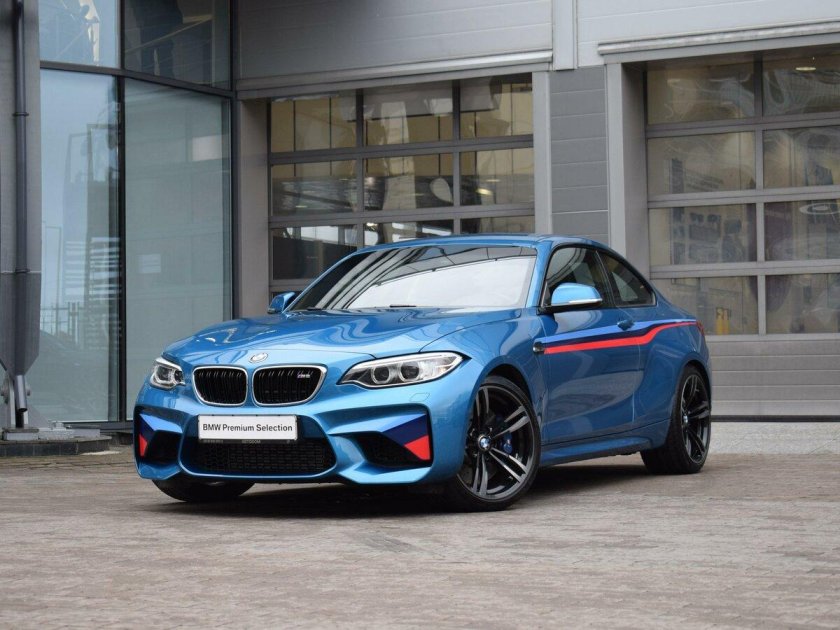 БМВ м2 в синем цвете
