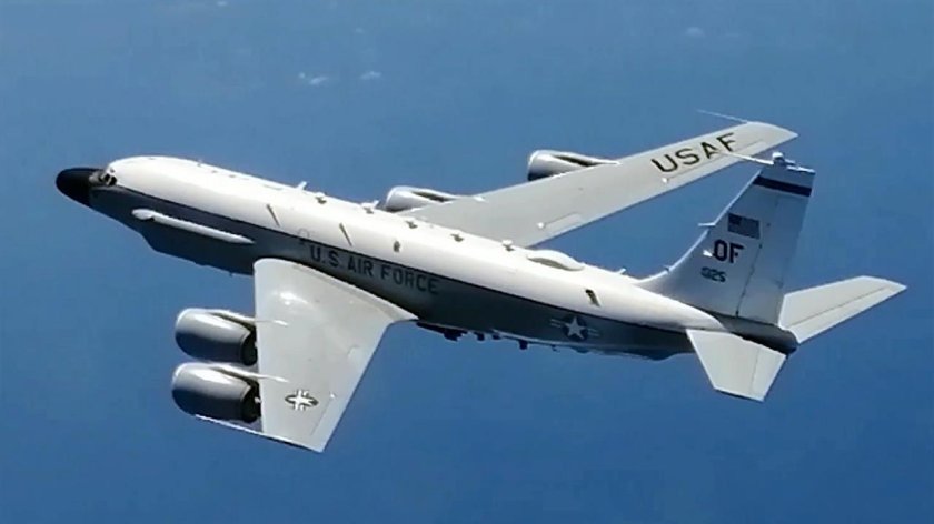 Самолет разведчик США АВАКС