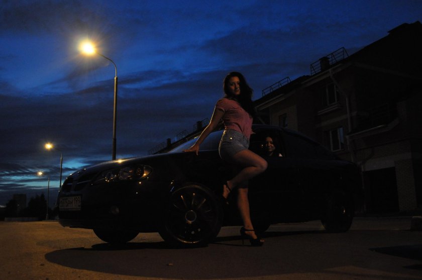 Девушка в машине ночью