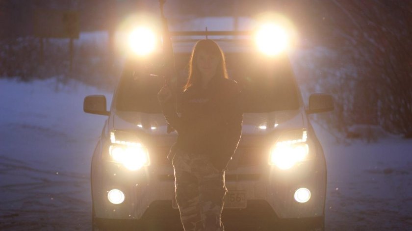 Девушка возле авто ночью