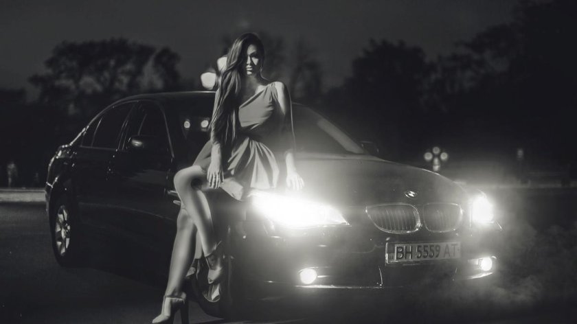 Девушка возле машины