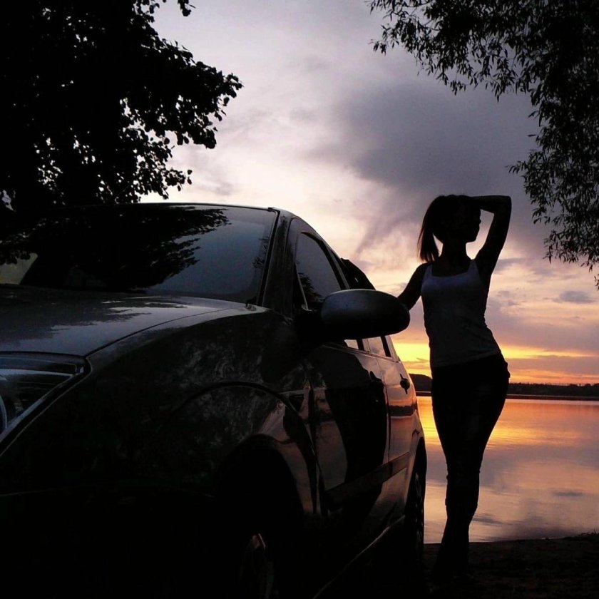 Девушка с машиной