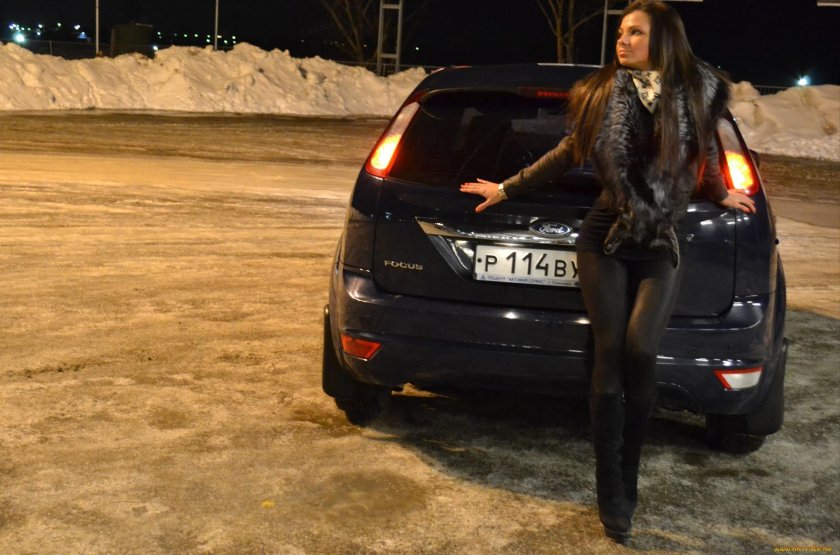 Девушка возле машины ночью