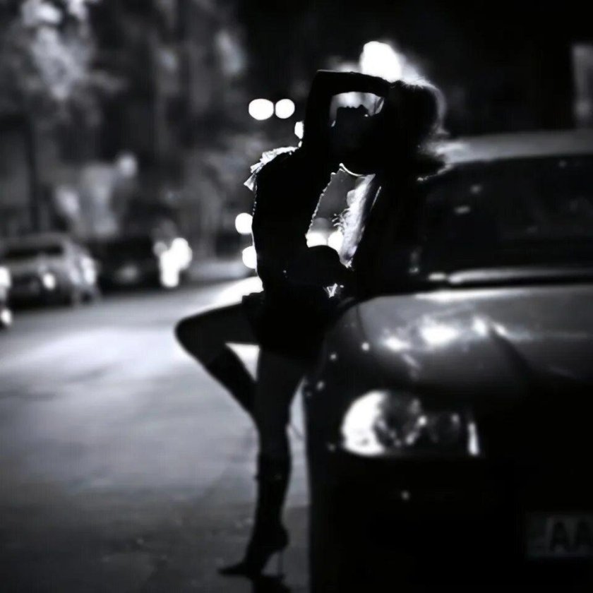 Девушка в машине ночью