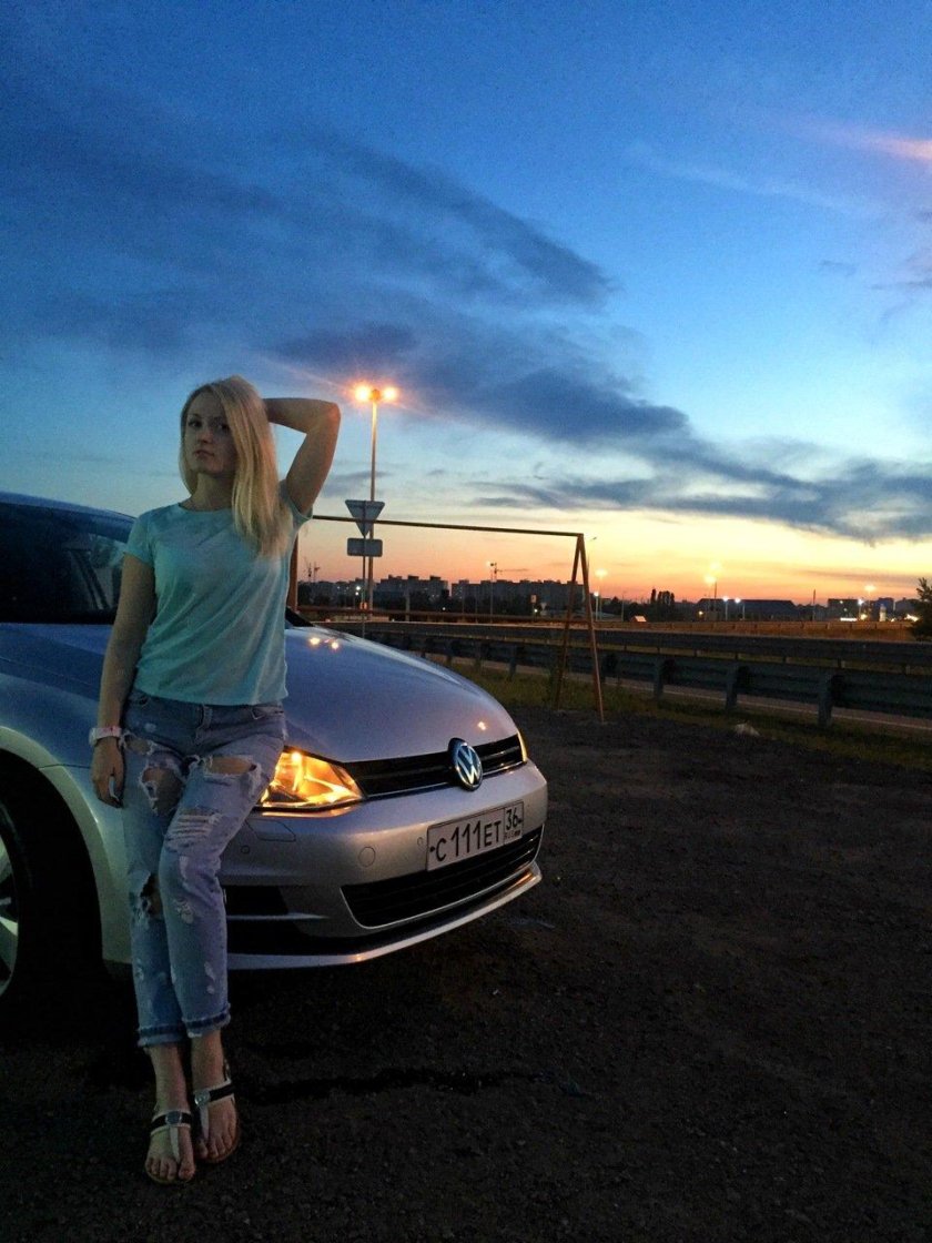 Девушка около машины