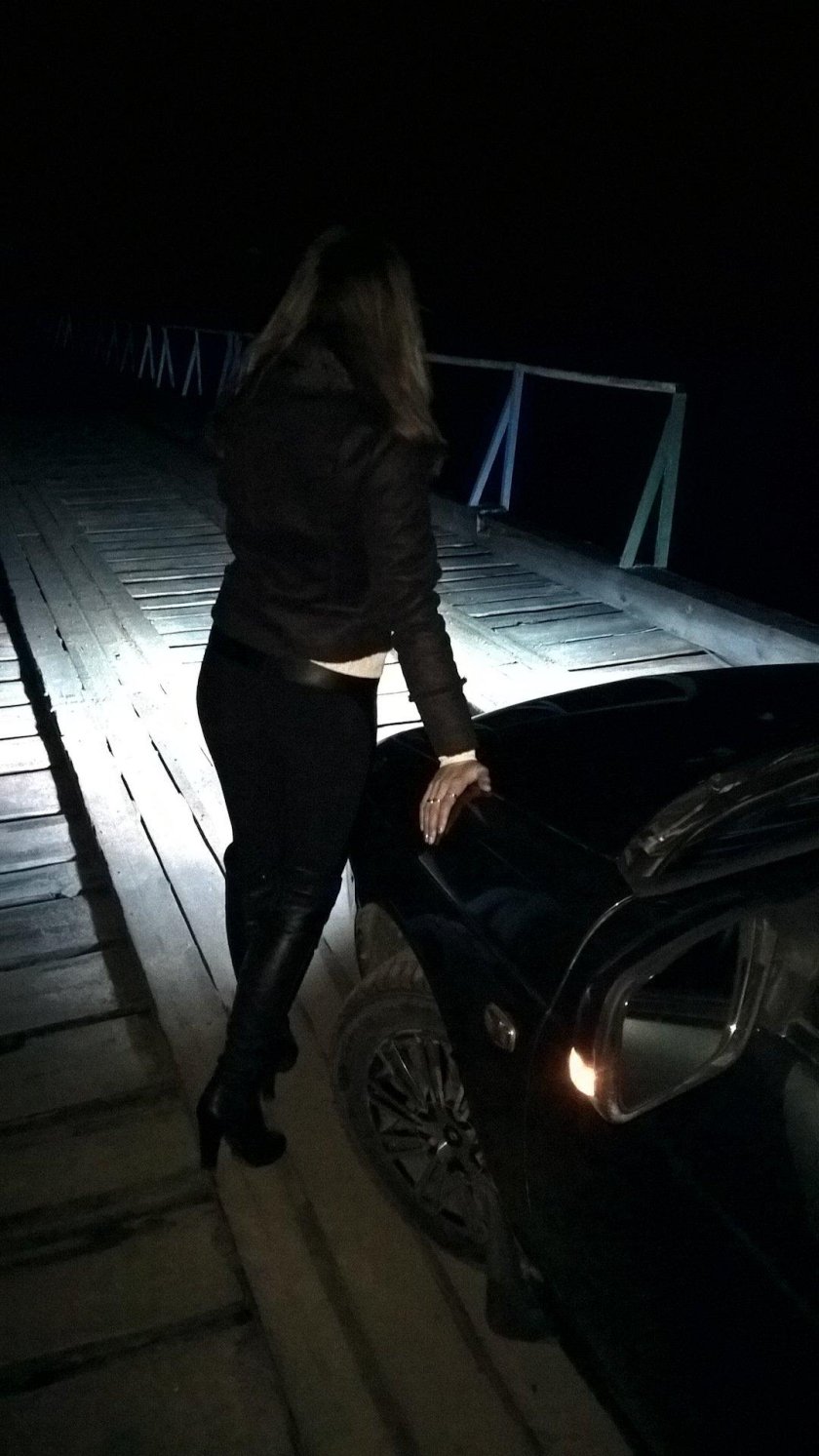 Девушка возле машины ночью