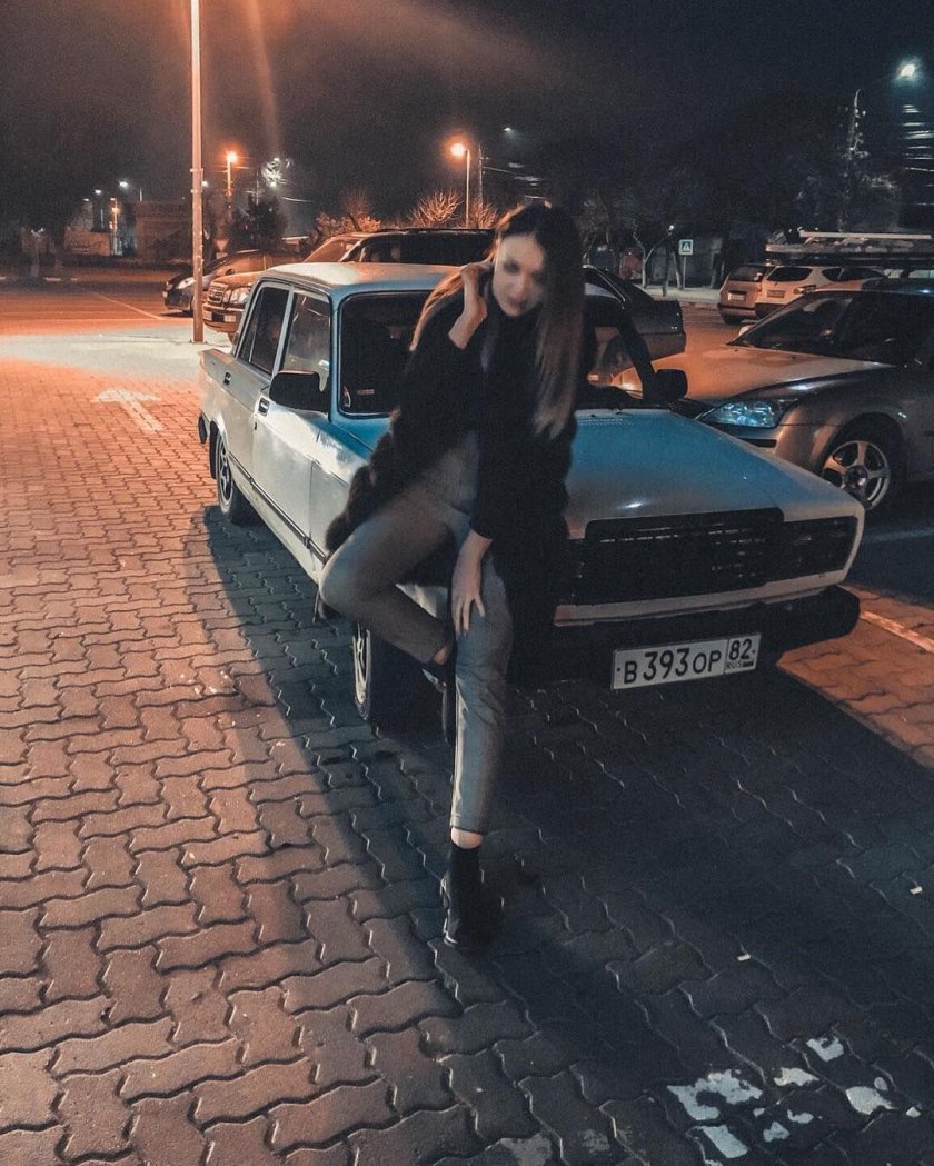 Девушка около машины