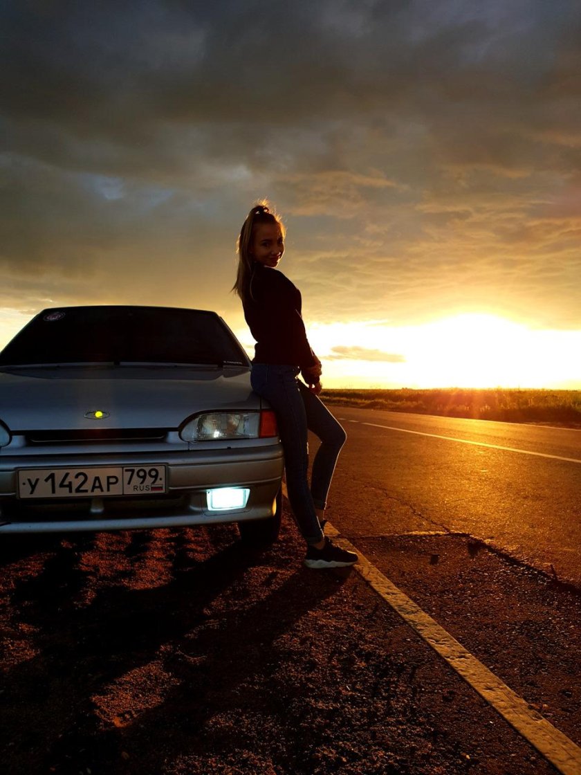 Девушка около машины