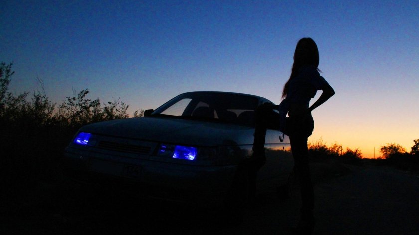 Девушка в ВАЗ 2112 ночь