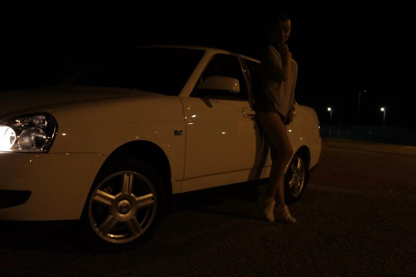 Белая Приора седан ночью