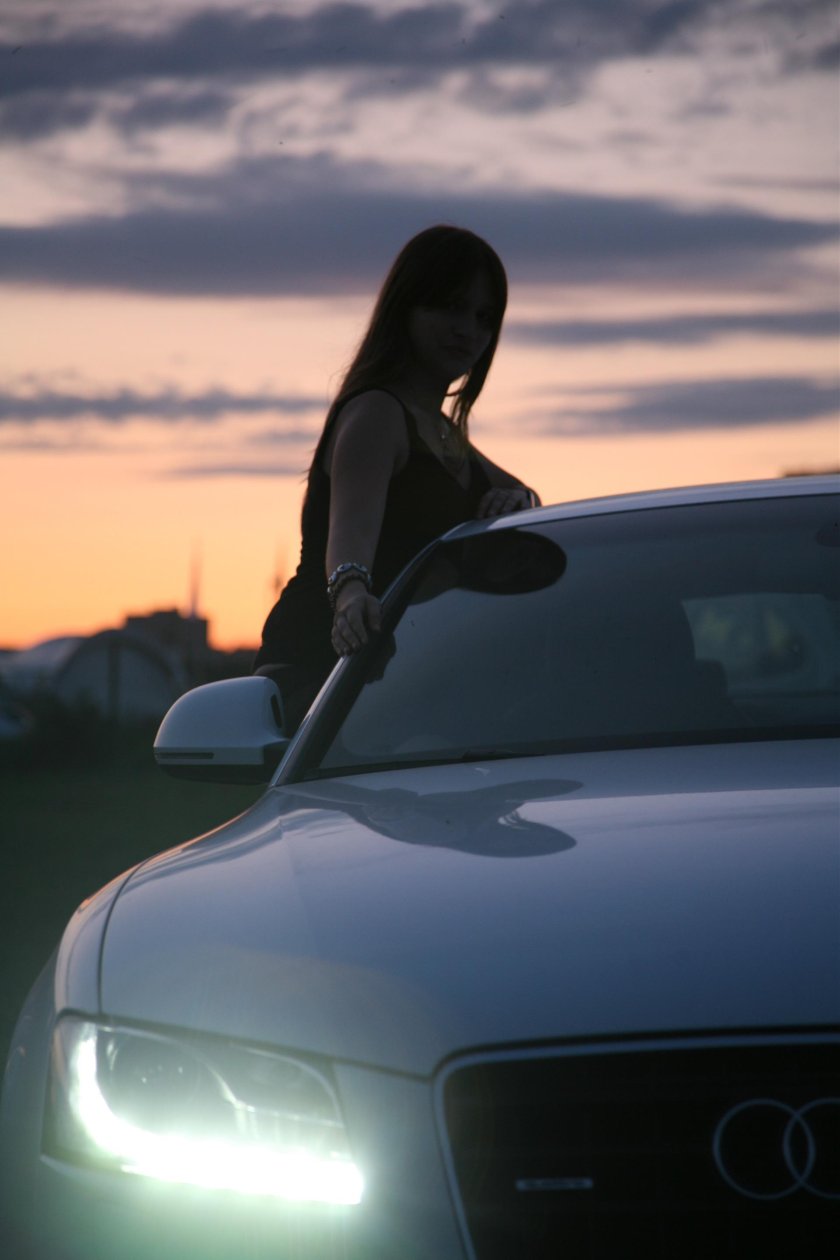 Брюнетка на Ауди