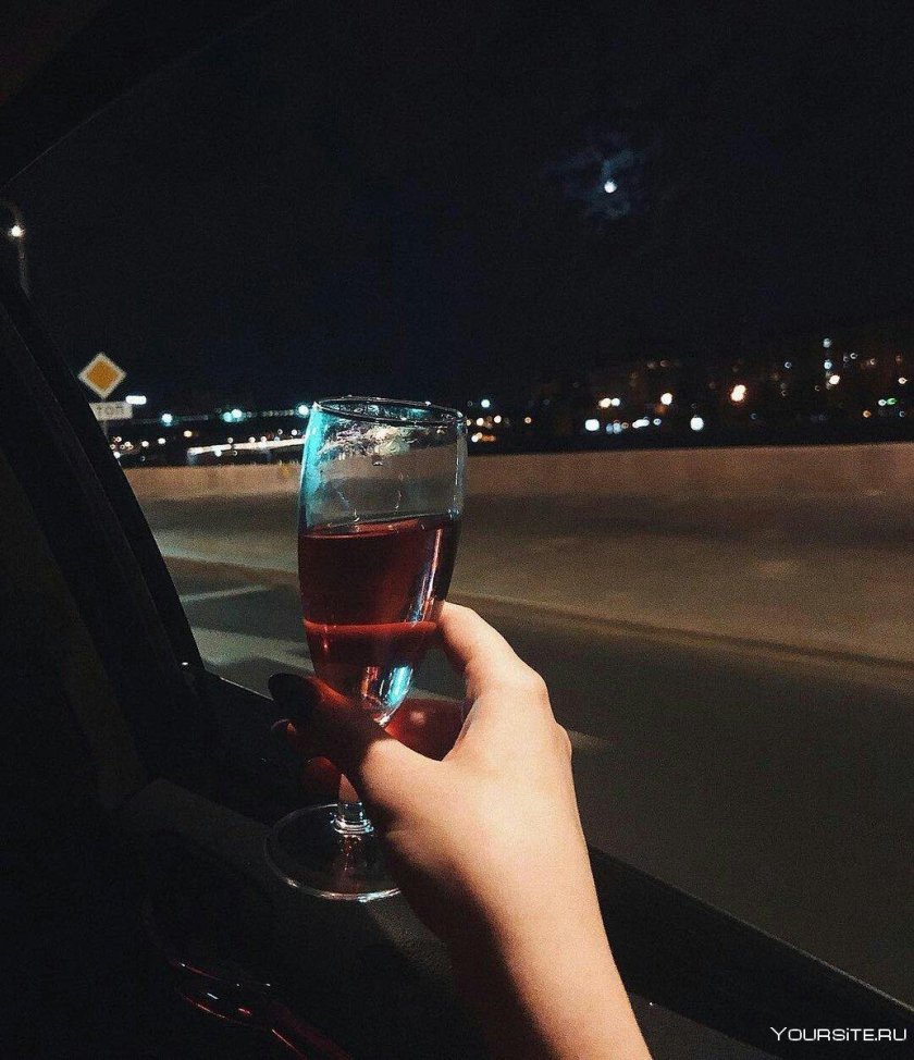 Бокал в руке девушки