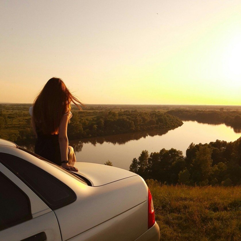 Девушка около машины