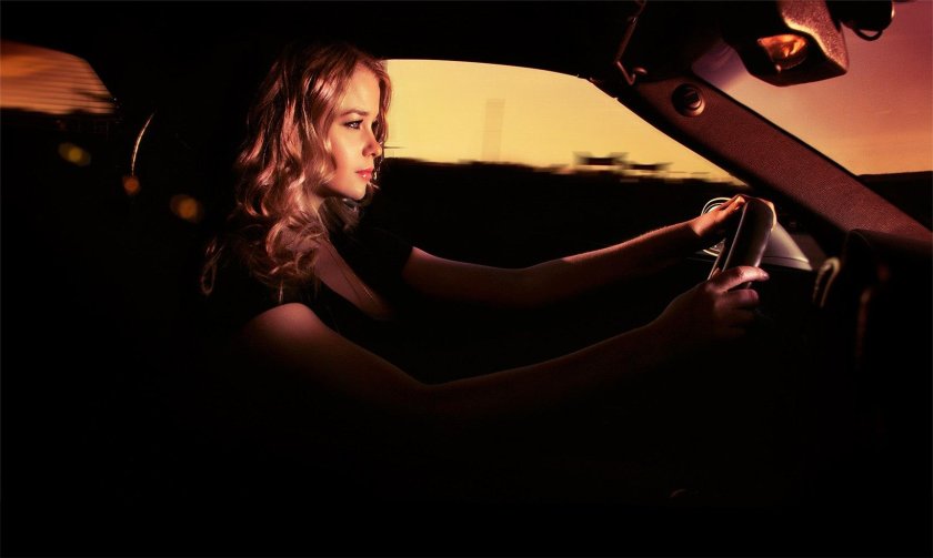 Девушка в машине