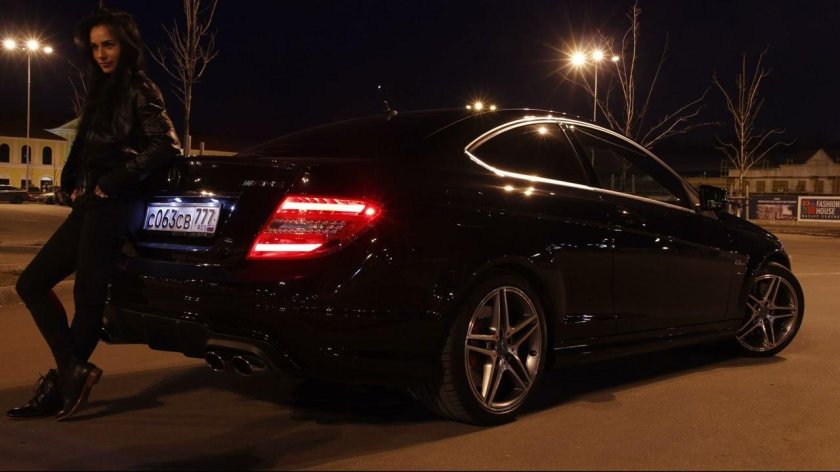 Мерседес CLS 63 AMG черный ночью