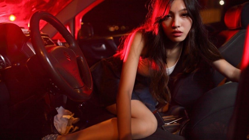 Девушка в машине