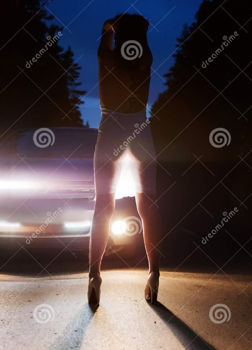 Девушка в свете фар