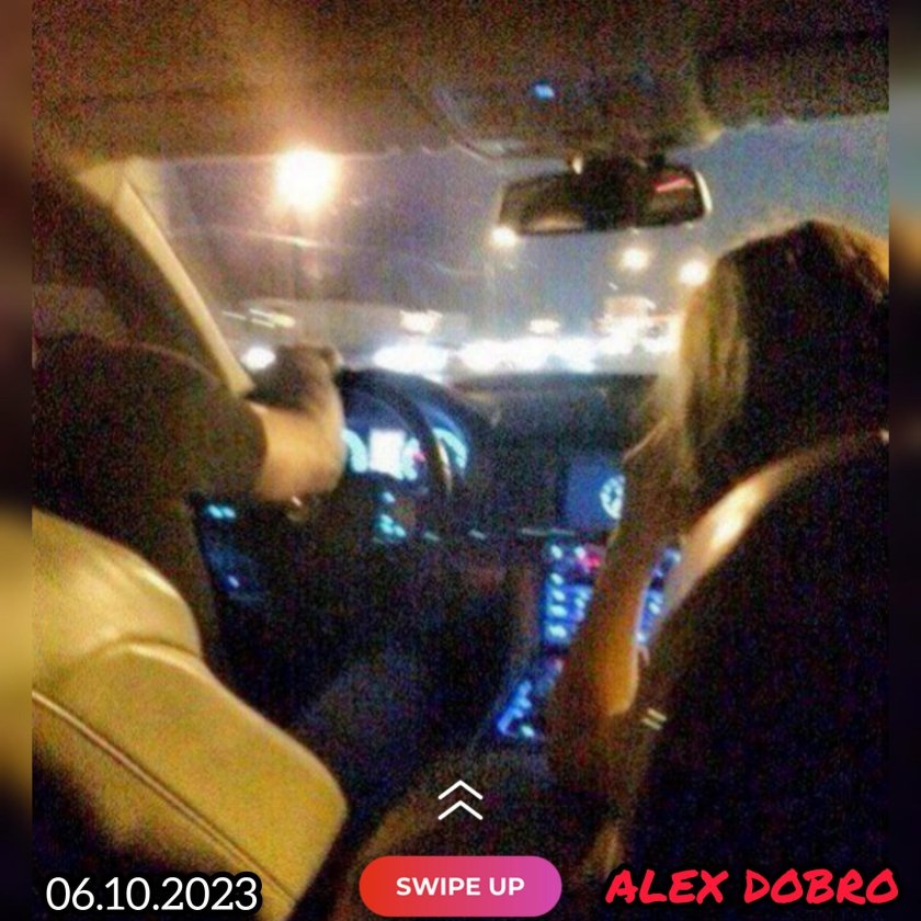 Девушка в машине ночью