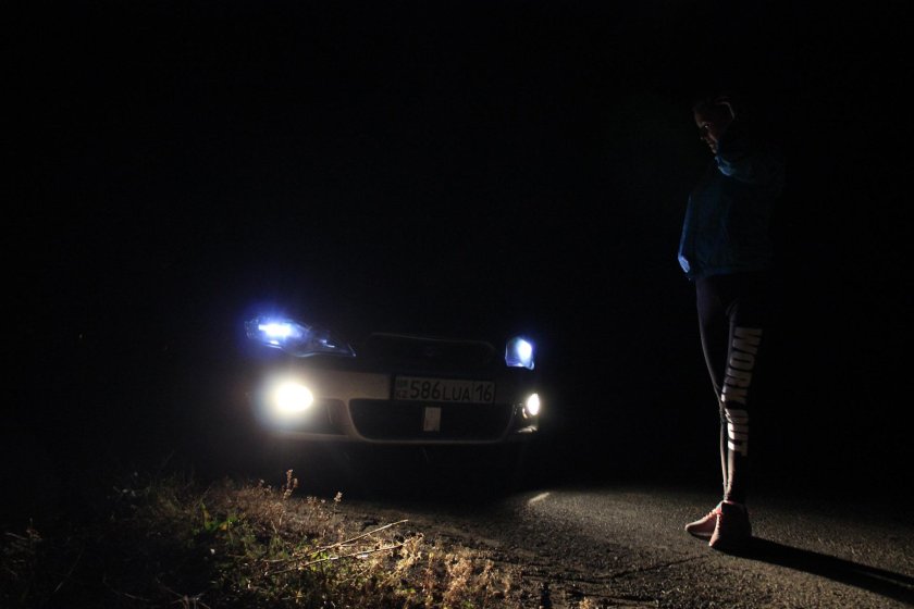 Девочка на дороге ночью