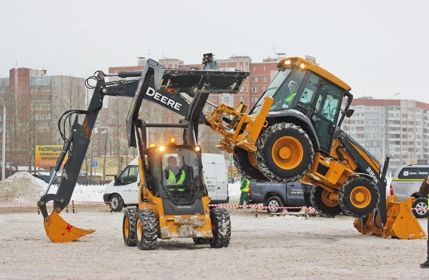 Экскаватор John Deere 325