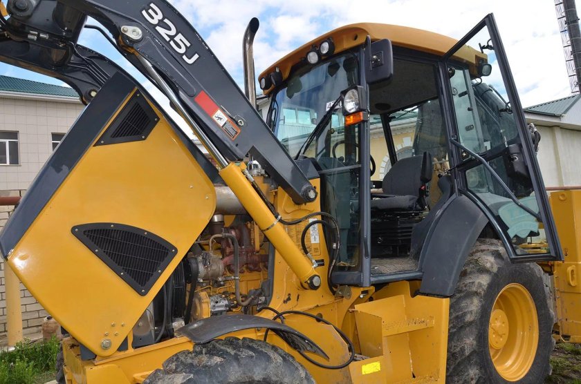 Джон Дир 325j