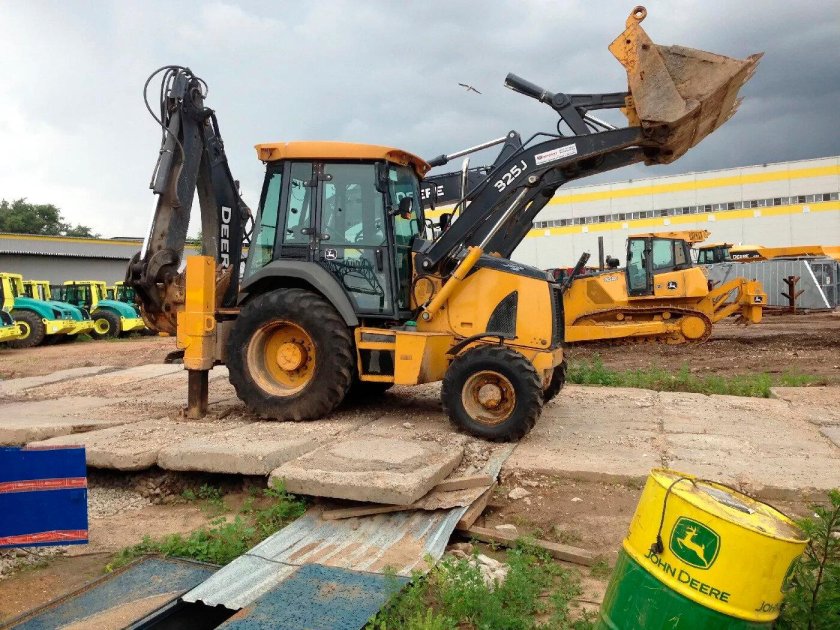 Экскаватор John Deere 325