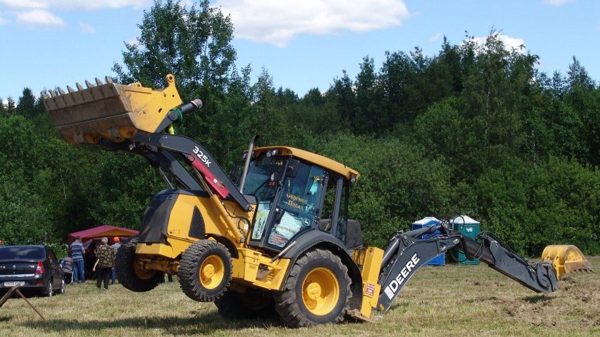 Экскаватор-погрузчик John Deere 325к