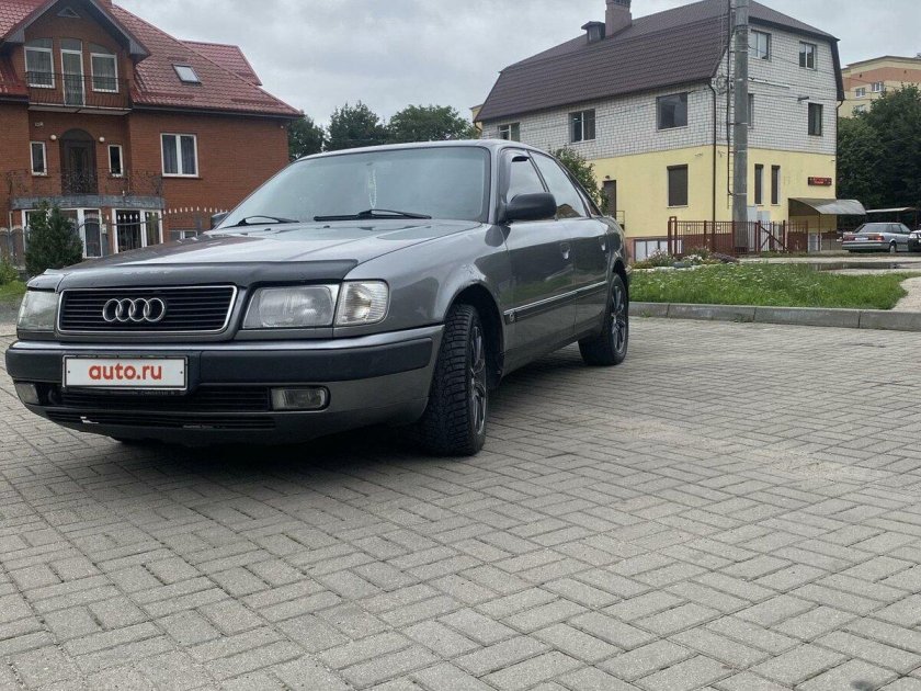 Черная Ауди 80 б4 с противотуманками