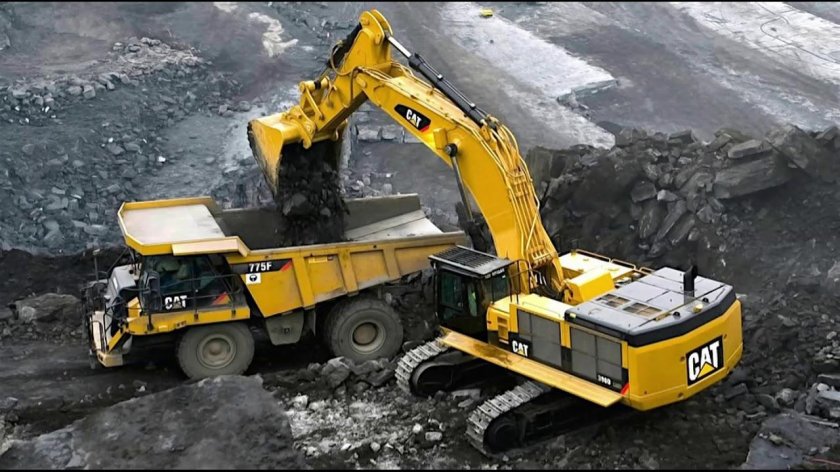Карьерный экскаватор катерпиллер